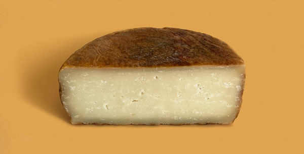 Foto de queso majorero cortado a la mitad