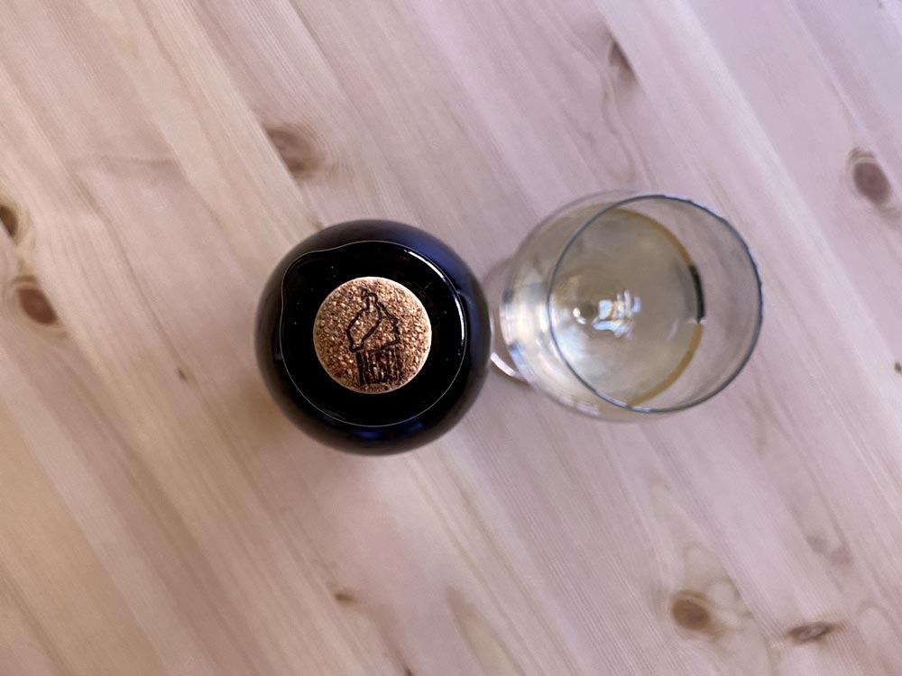 Vista superior de botella de vino blanco Lanzarote y copa